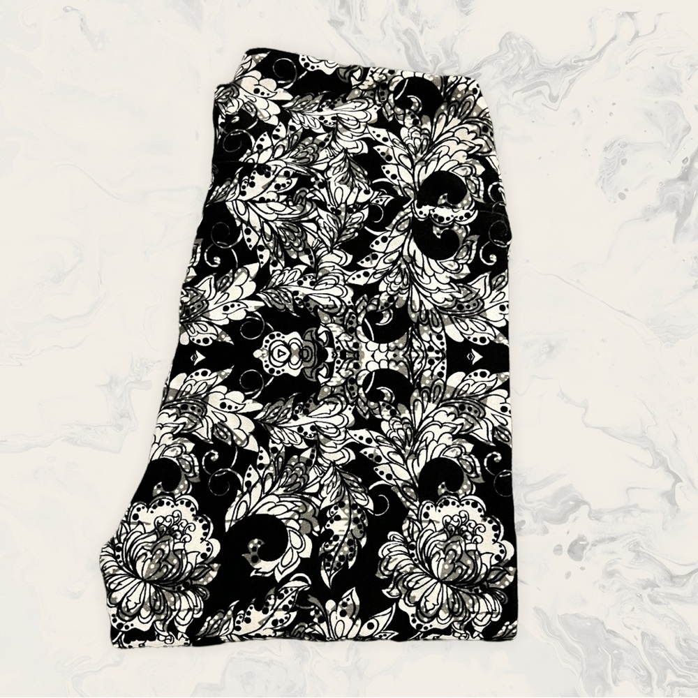 OS LuLaRoe Leggings - Black & White Baroque Floral Paisley Print - One Size